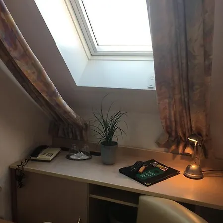 & Restaurant Park Cafe Isa Ξενοδοχείο 3*