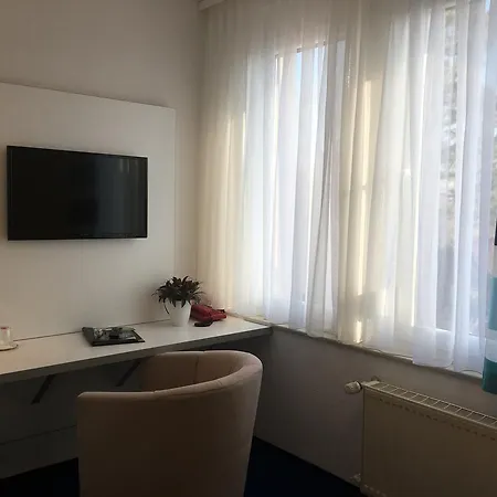 & Restaurant Park Cafe Isa 3*