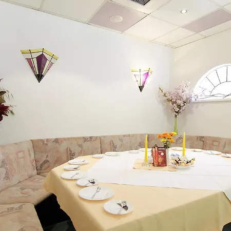 & Restaurant Park Cafe Isa Hotel 3*