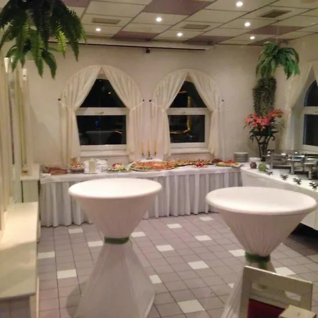 & Restaurant Park Cafe Isa Hotel