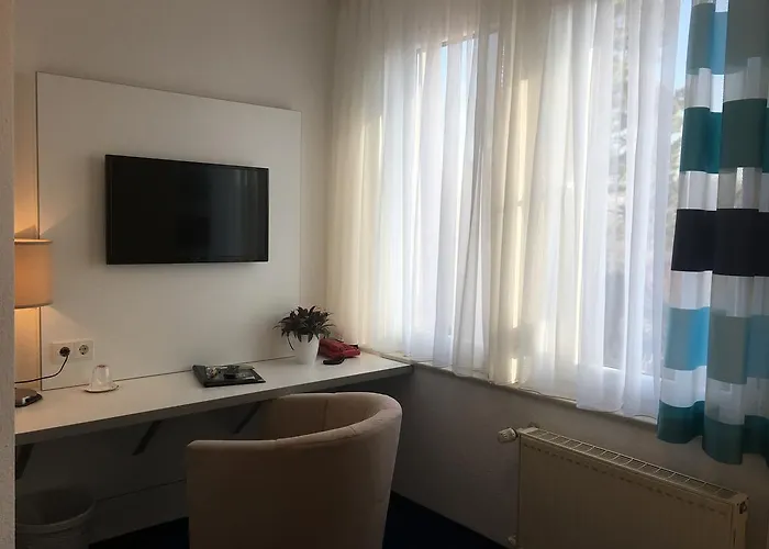 & Restaurant Park Cafe Isa 3*